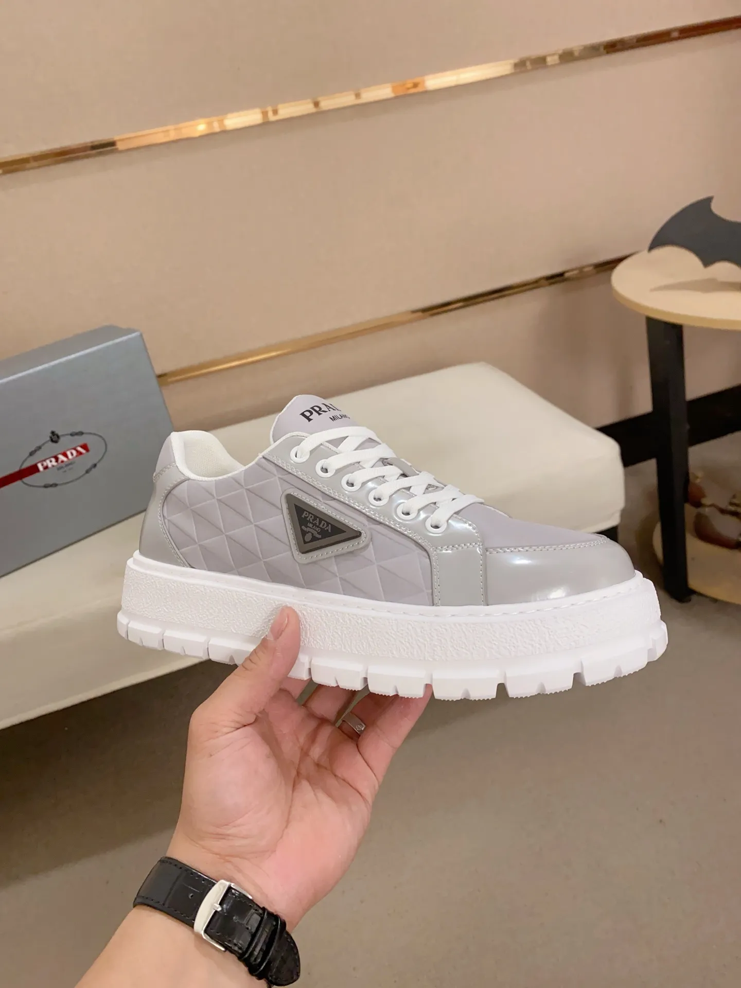 Men's shoes 💰 580💰 ✔️✔️✔️Higher version High-quality new PRADA (Prada) counters are launched simultaneously. The new men's shoes and 😘 fabrics are made of high-tech glue-spraying technology. Lining: Full cowhide lining. 👍🏿 High-end ☄️ Air-cushion molded anti-slip foam outsole, exquisite lines, simple and elegant, comfortable and high-end for leisure travel. Code number: 38 to 44 (45 can be customized and cannot be returned or exchanged)